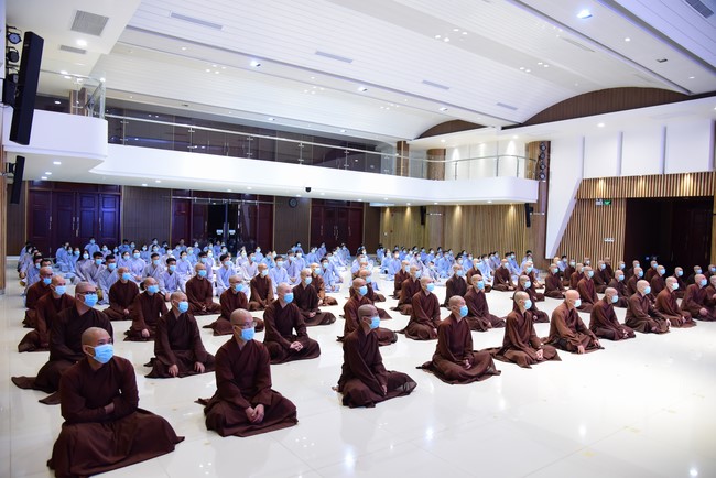 Taking comments to complete recording visual images in the rain season retreat